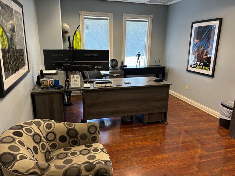 More Photos Of 2703 W 9th St, Marion Industrial For Lease