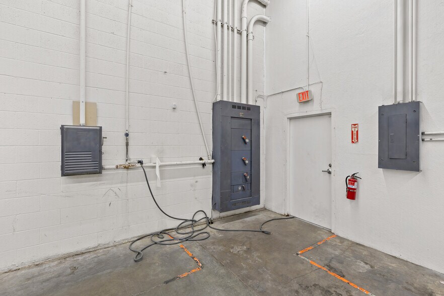 More Photos Of 3109 Garden Brook Dr, Farmers Branch Warehouse For Sale