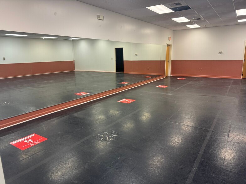 More Photos Of 4000 W Dimond Blvd, Anchorage General Retail For Lease