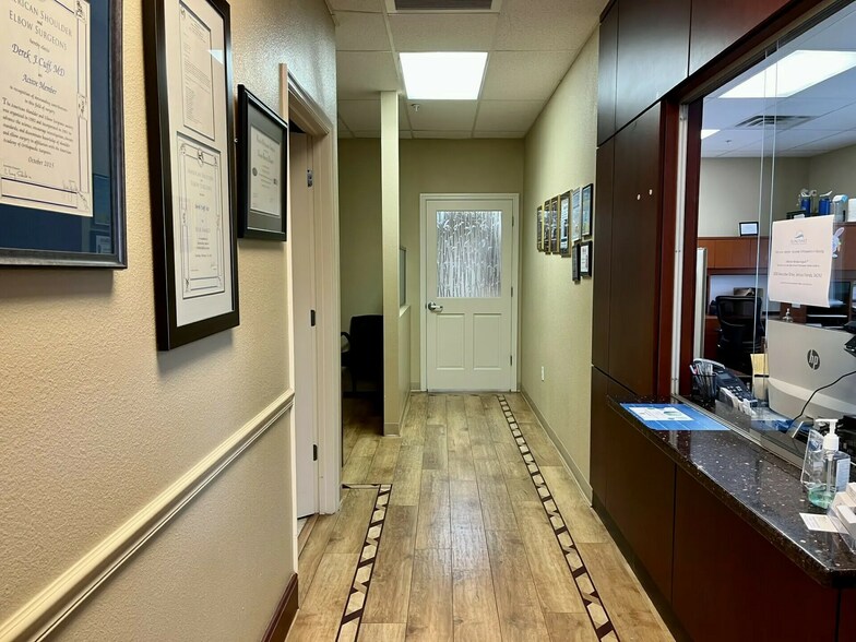More Photos Of 836 Sunset Lake Blvd, Venice Medical For Sale