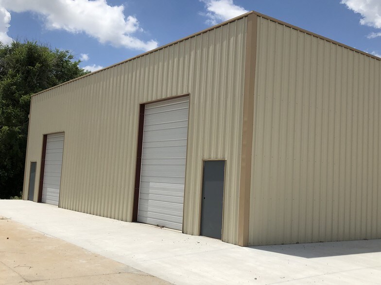 More Photos Of 206 N West St, Wichita Industrial For Lease