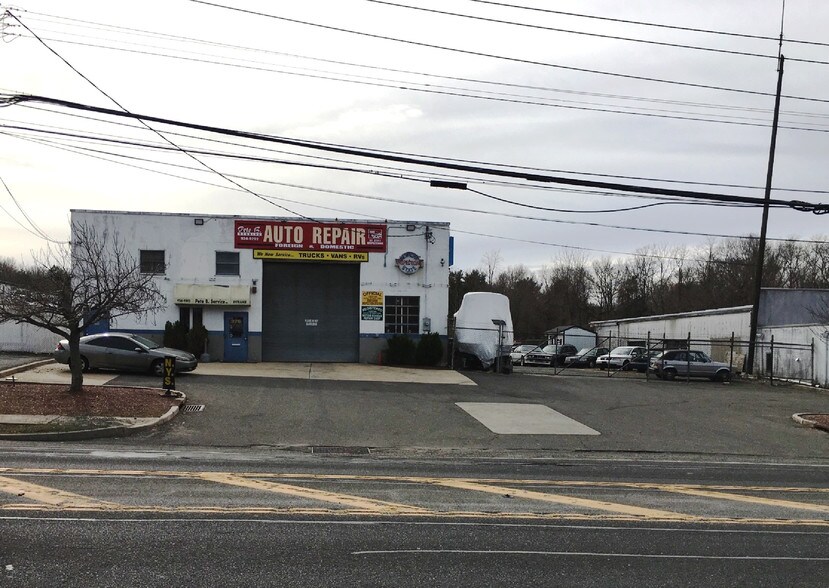 Primary Photo Of 376 Middle Country Rd, Middle Island Auto Repair For Sale