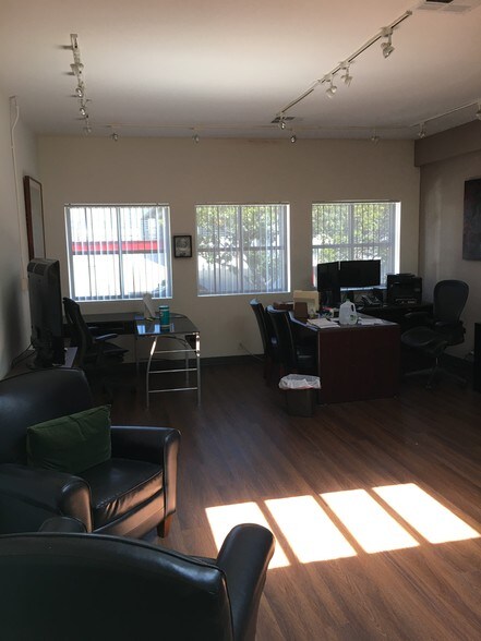 More Photos Of 373 S Doheny Dr, Beverly Hills Storefront For Lease