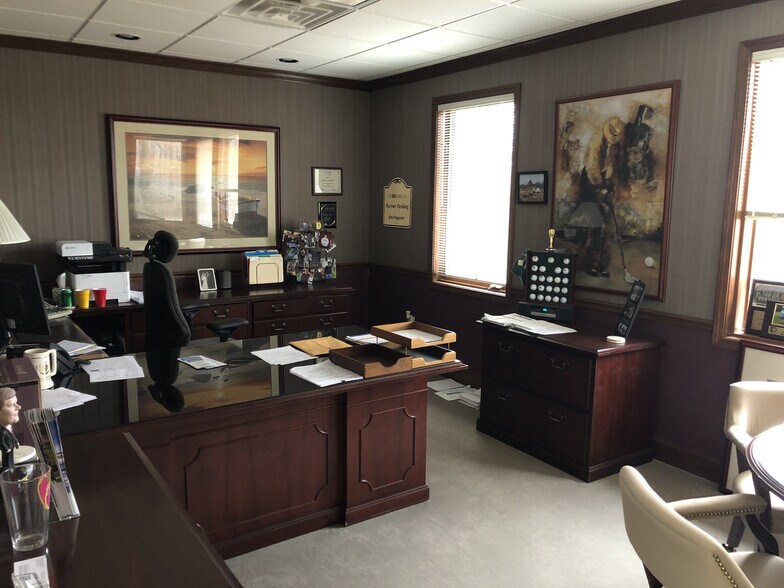 More Photos Of 5342 W Vermont St, Indianapolis Office For Sale