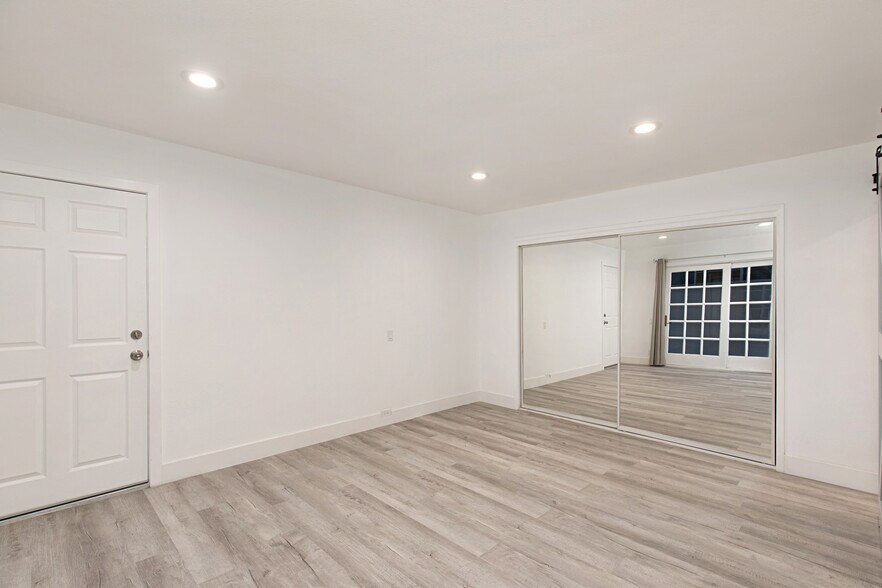More Photos Of 2212 W Oceanfront, Newport Beach Multifamily For Sale
