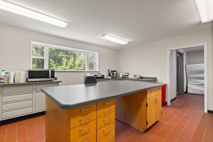 More Photos Of 6024 Cortez Blvd, Weeki Wachee General Retail For Sale