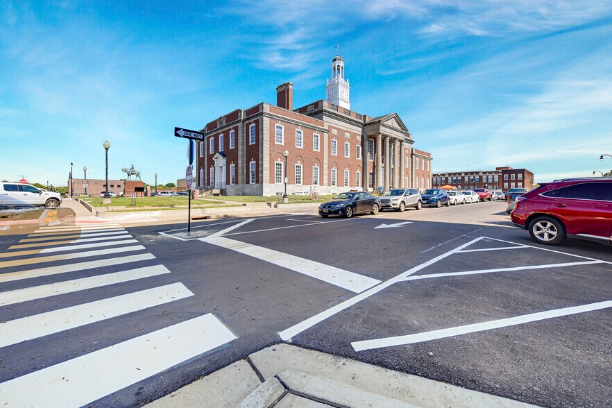 More Photos Of 120 S Liberty St, Independence Office For Sale