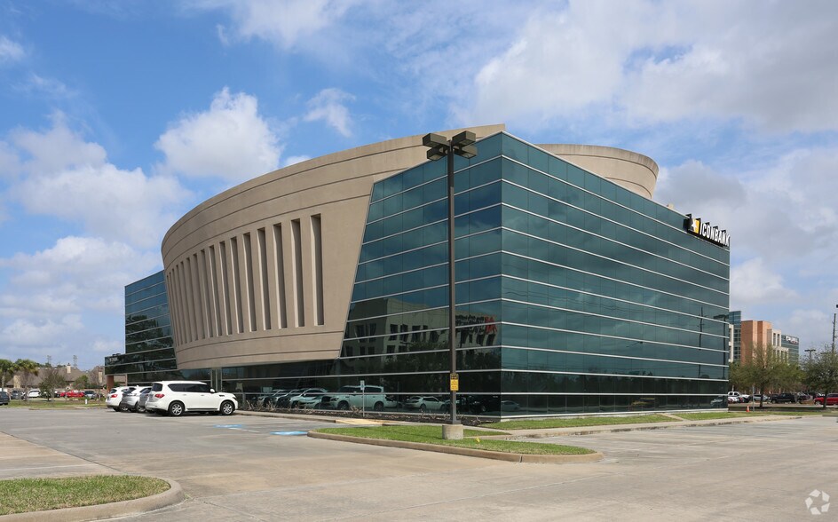 More Photos Of 7906 N Sam Houston Pky W, Houston Office For Lease