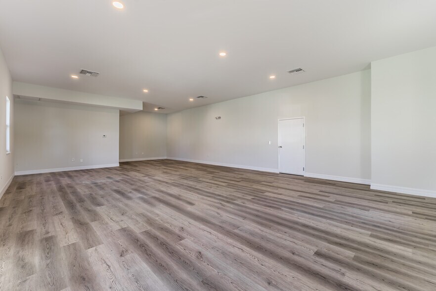 More Photos Of 8359 Stringfellow Rd, Saint James City Medical For Lease