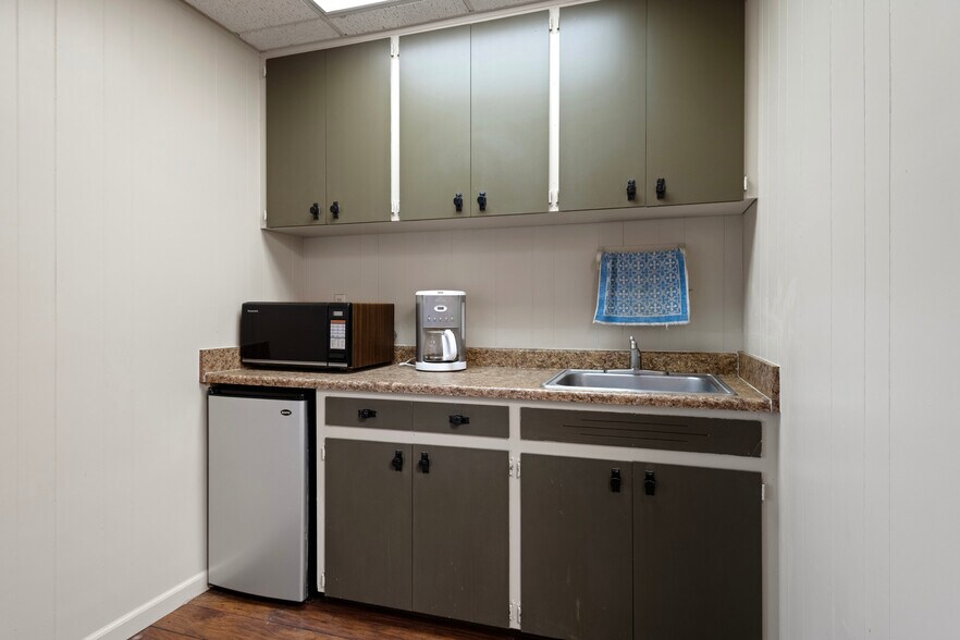 More Photos Of 615 Timber Ln, Maupin Office For Sale