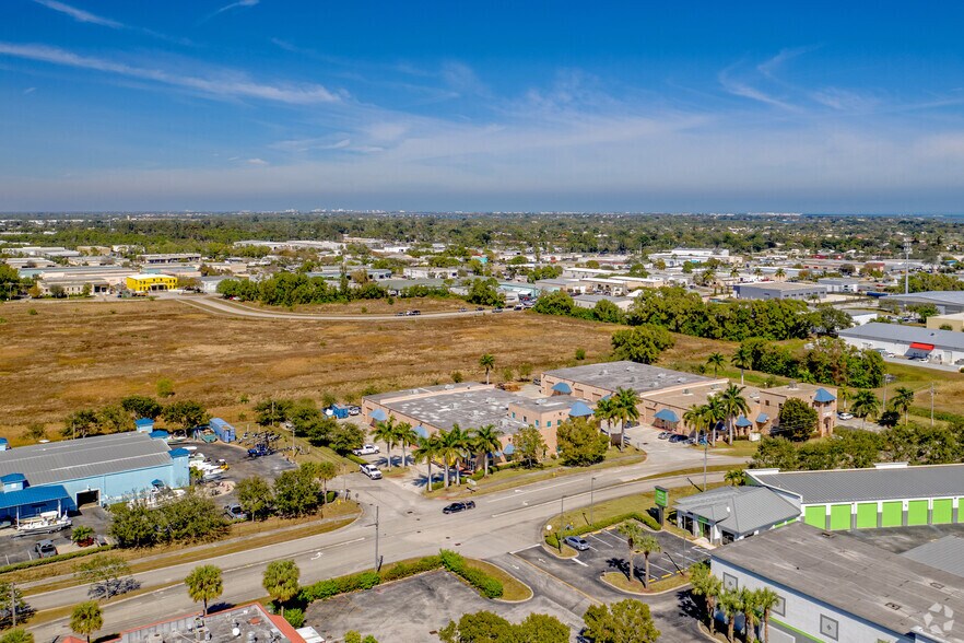 More Photos Of 2927-2947 SE Gran Park Way, Stuart Warehouse For Lease