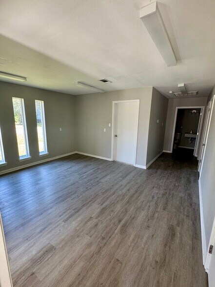More Photos Of 414 W House St, Alvin Medical For Lease