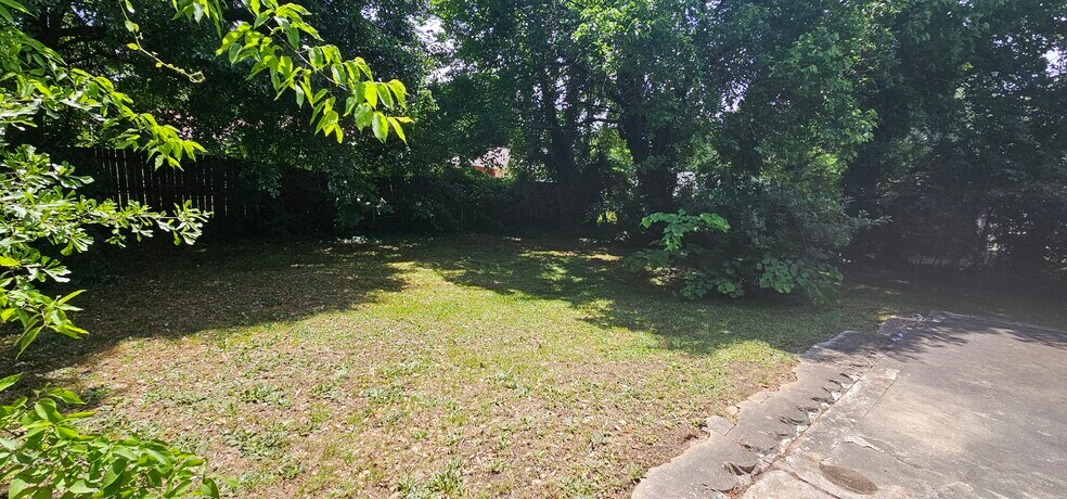 More Photos Of 3223 Shallowford Rd, Atlanta Office For Lease