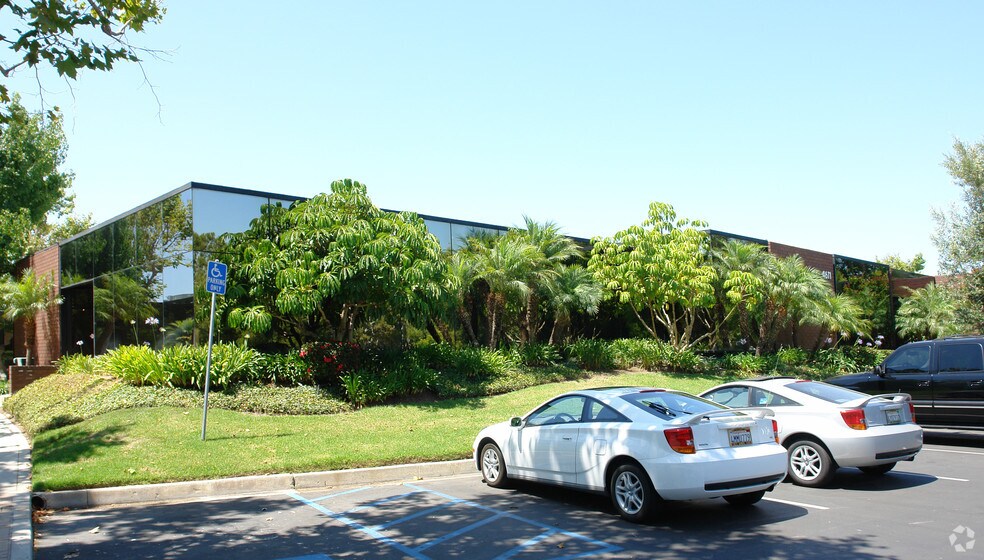 More Photos Of 4611 Teller Ave, Newport Beach Medical For Lease
