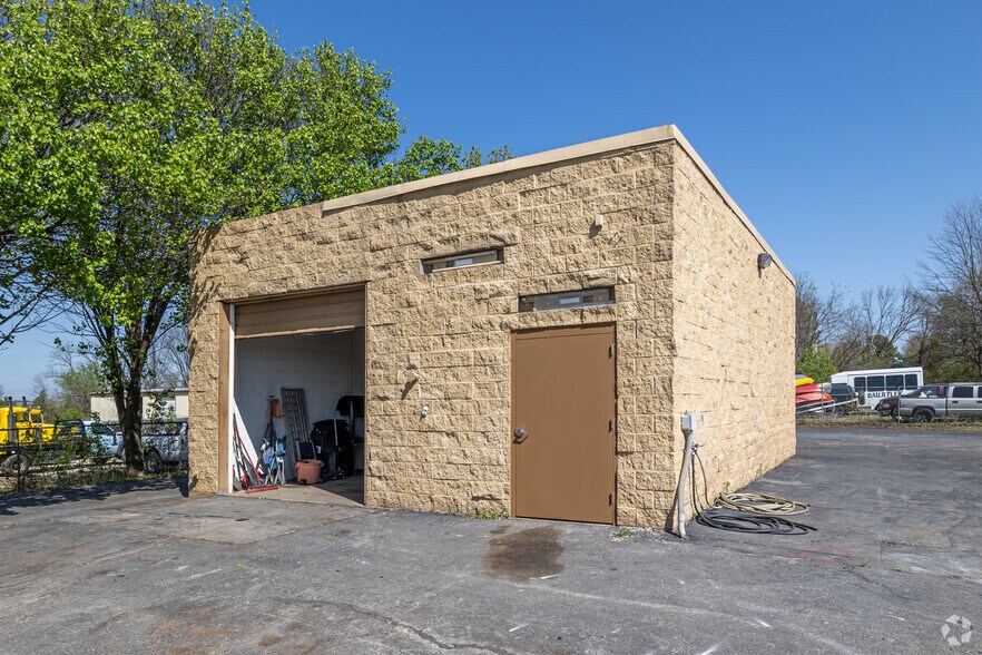 More Photos Of 200 SW Regional Airport Blvd, Bentonville Freestanding For Sale