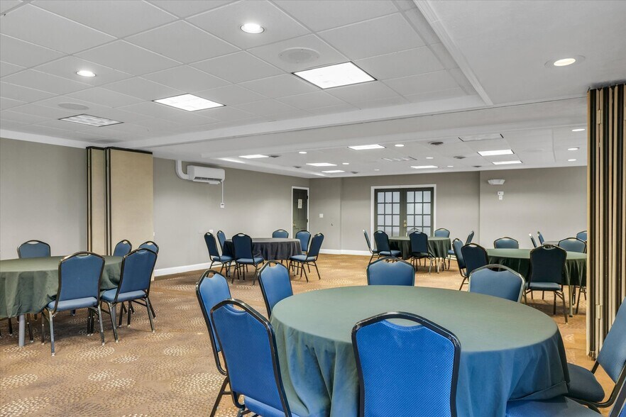 More Photos Of 1907 N Cunningham Ave, Urbana Hotel For Sale