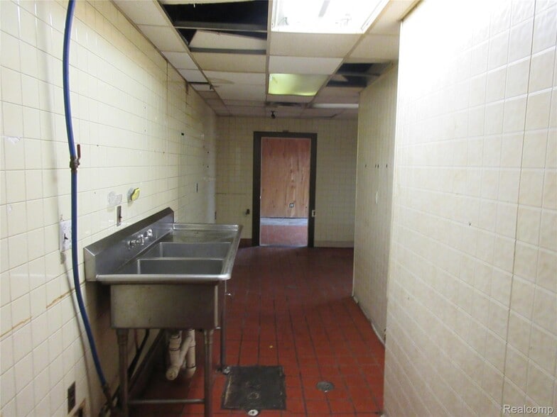 More Photos Of 21665 Groesbeck Hwy, Warren Office For Sale