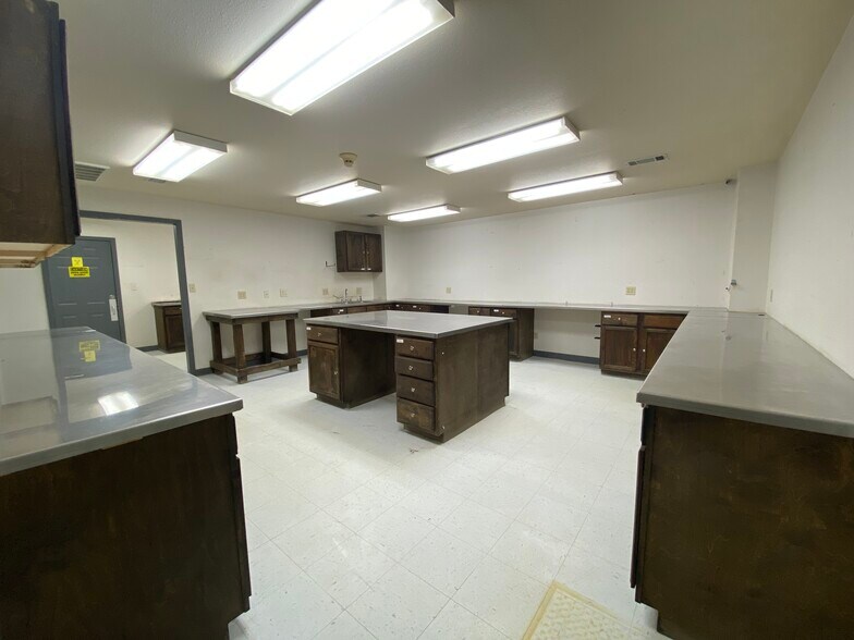 More Photos Of 4770 Washington Blvd, Beaumont Light Distribution For Lease