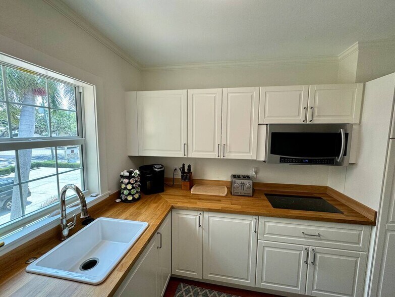 More Photos Of 1732 Manatee Ave, Bradenton Office Residential For Sale