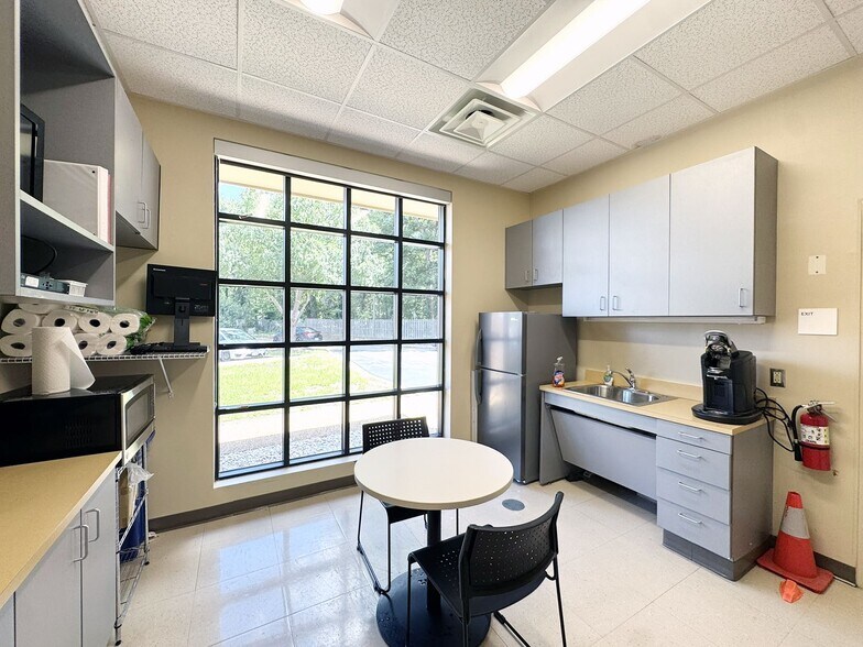 More Photos Of 81 S Airport Dr, Highland Springs Bank For Sale