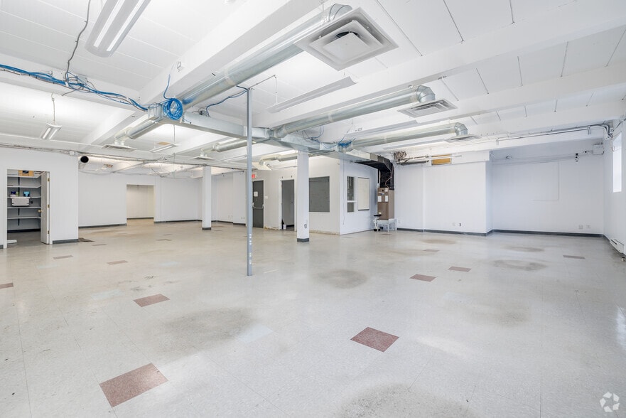 More Photos Of 425 Rue Guy, Montréal Light Distribution For Lease