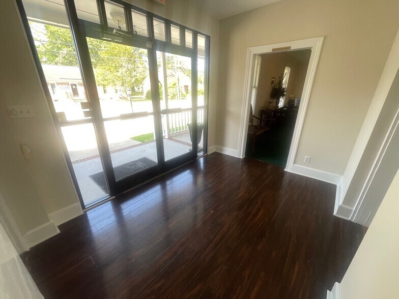 More Photos Of 116 Pine st, Elizabethtown Showroom For Sale