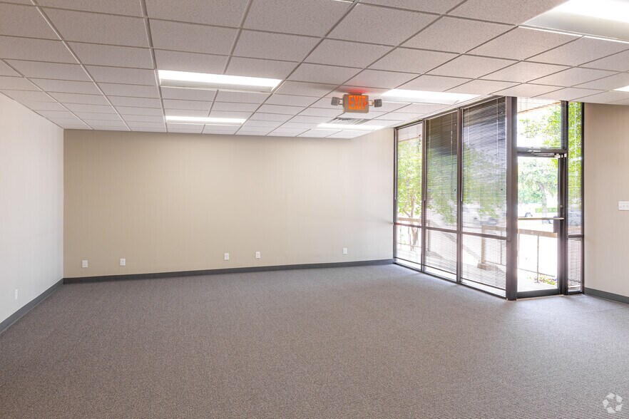 More Photos Of 2515 Willowbrook Rd, Dallas Warehouse For Lease