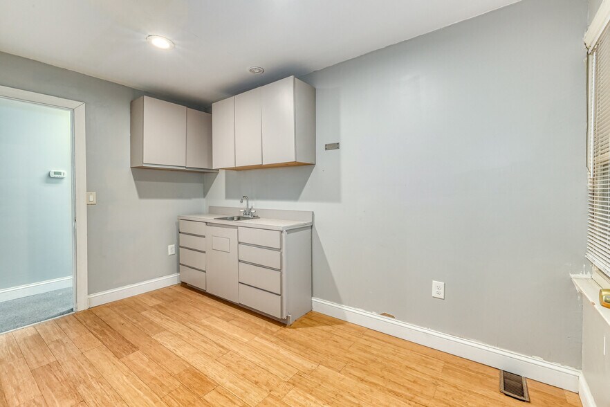 More Photos Of 226 E Main St, Huntington Office For Lease