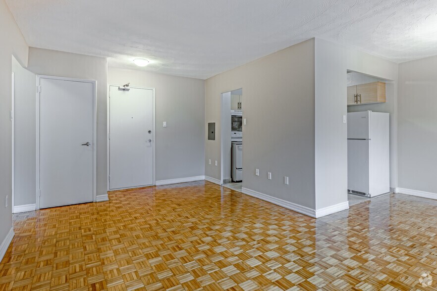 More Photos Of 345 Lakeshore Rd W, Mississauga Apartments For Lease