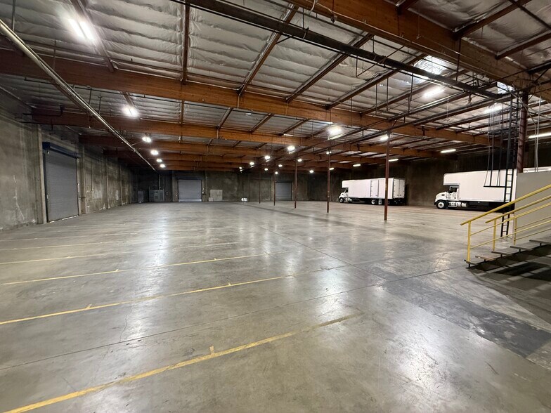 More Photos Of 8929 Oso Ave, Chatsworth Manufacturing For Lease