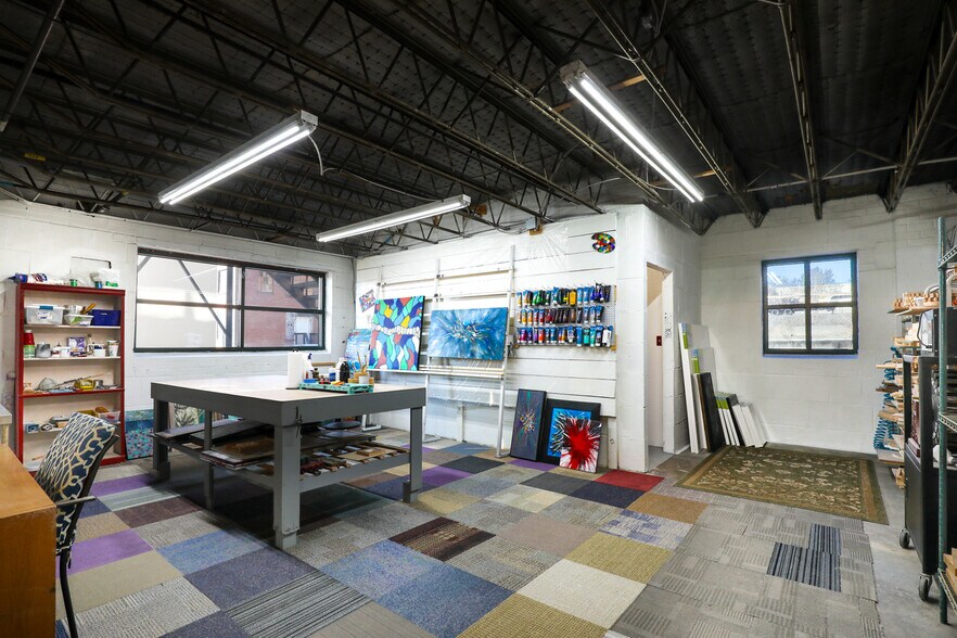 More Photos Of 18 W Currahee St, Toccoa Showroom For Sale