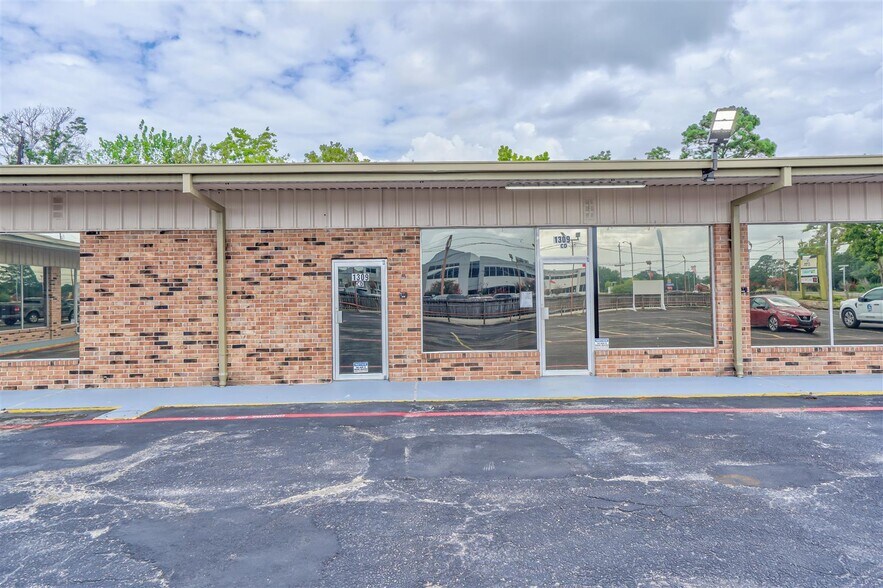 More Photos Of 1301-1309 Sandy Ln, Baytown General Retail For Sale