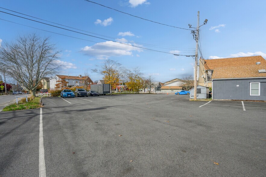 More Photos Of 488 South St, Hyannis Restaurant For Sale