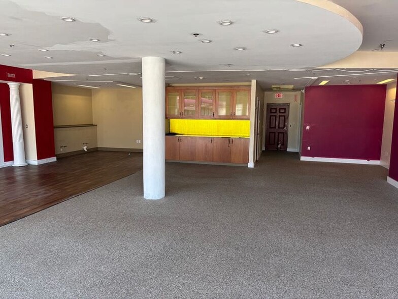 More Photos Of 202 Dixie Way N, South Bend Freestanding For Sale