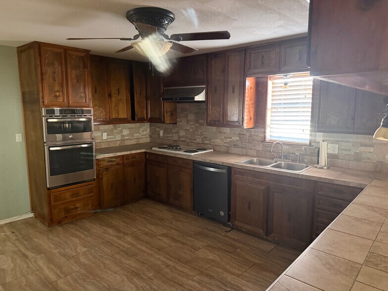 More Photos Of 5105 S Veronica St, Monahans Warehouse For Lease