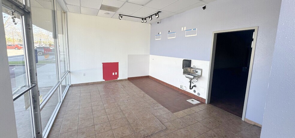 More Photos Of 4304-4324 Cochran St, Simi Valley Freestanding For Lease