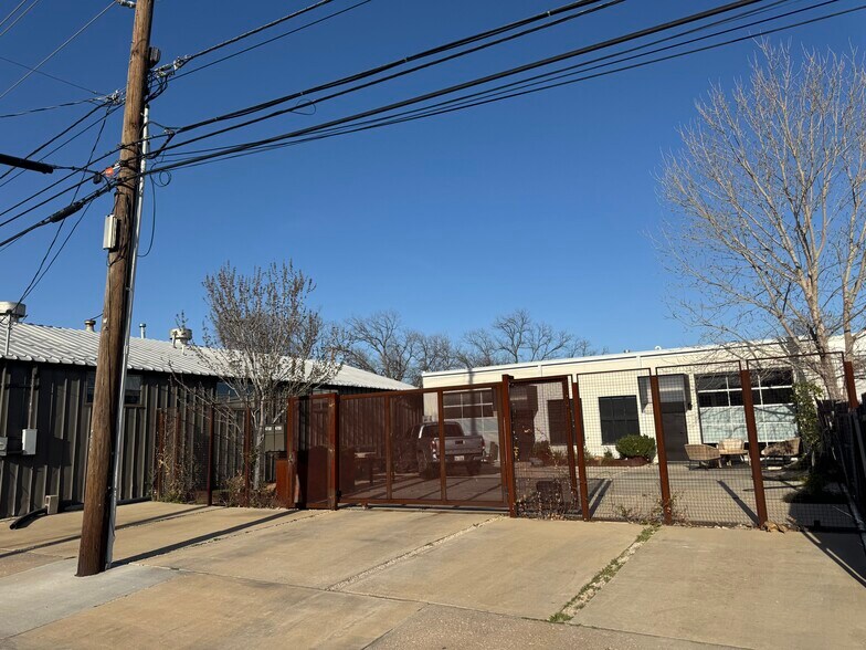 More Photos Of 4766-4768 Memphis St, Dallas Showroom For Lease