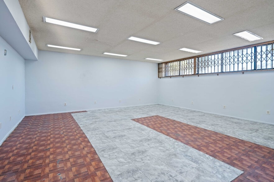 More Photos Of 1421 S Hill St, Los Angeles Warehouse For Sale