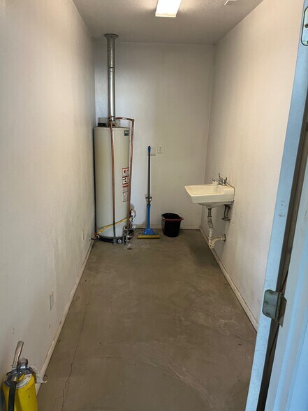 More Photos Of 111 E Maple St, Lamar Flex For Sale