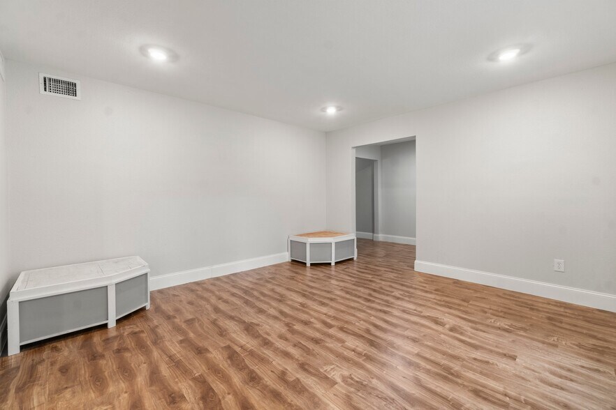 More Photos Of 2042 Teal Dr, Spring Dormitory For Sale