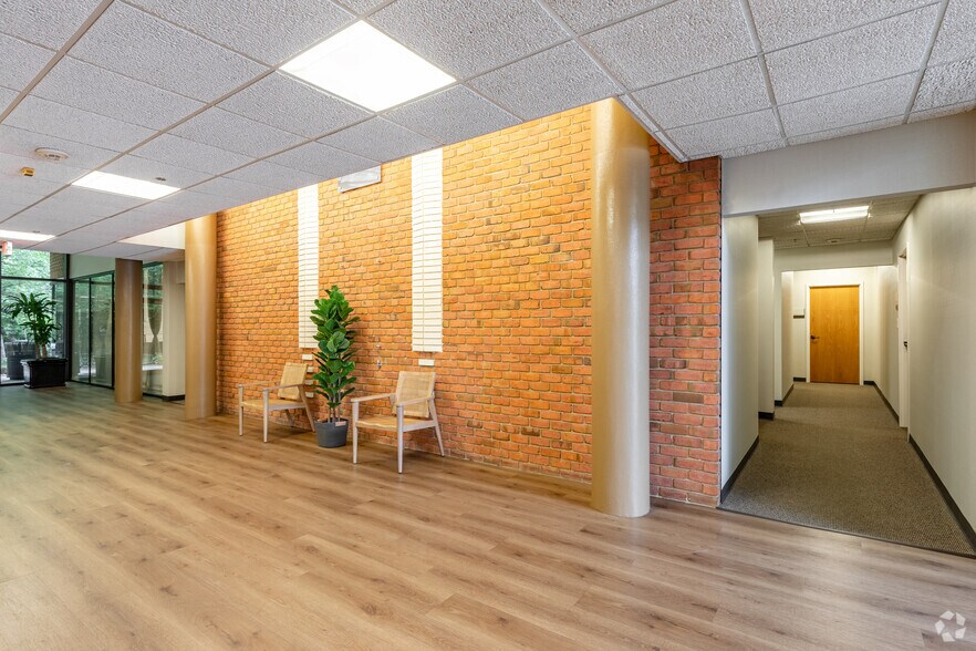 More Photos Of 9755 Dogwood Rd, Roswell Office For Lease