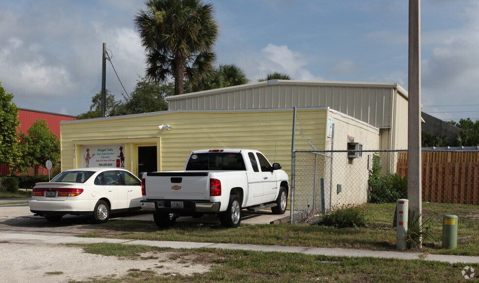 More Photos Of 585 1st Ave S, Jacksonville Beach Showroom For Lease