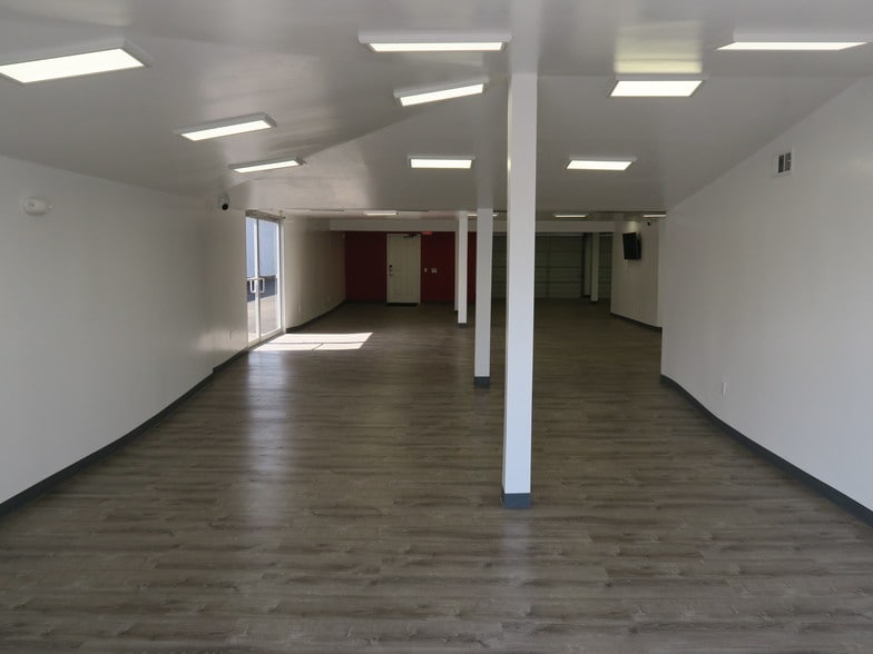 More Photos Of 5818 Southwest Fwy, Houston Showroom For Lease