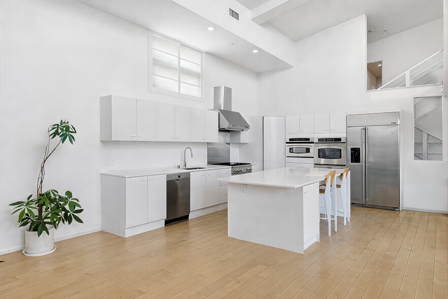 More Photos Of 2100 Abbot Kinney Blvd, Venice Loft Creative Space For Lease