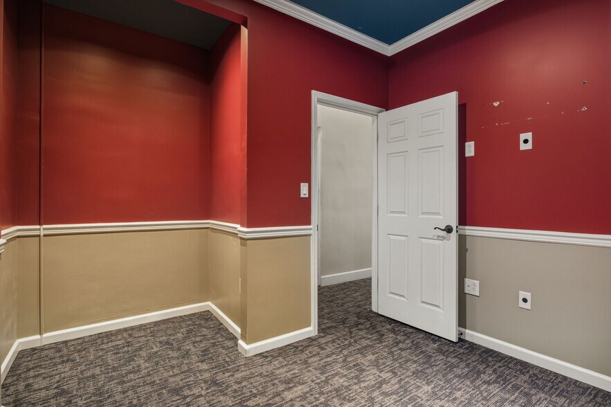 More Photos Of 21-27 N Central Ave, Staunton Office For Lease