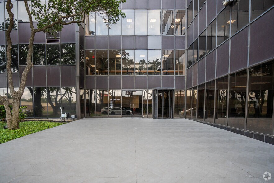 More Photos Of 7322 Southwest Fwy, Houston Office For Lease