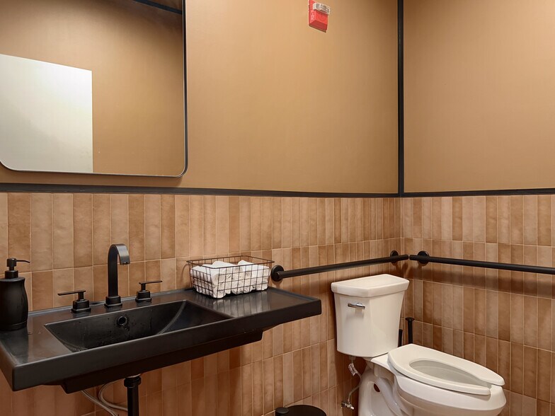 More Photos Of 7 W Alder St, Walla Walla Storefront For Lease