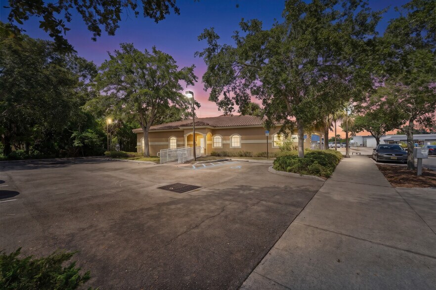 More Photos Of 3193 SE Dixie Hwy, Stuart Office For Sale