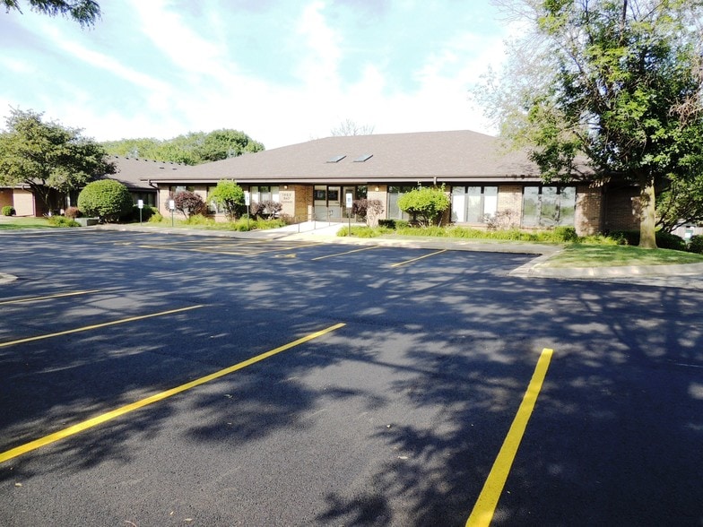 More Photos Of 1437 S Bell School Rd, Rockford Medical For Lease