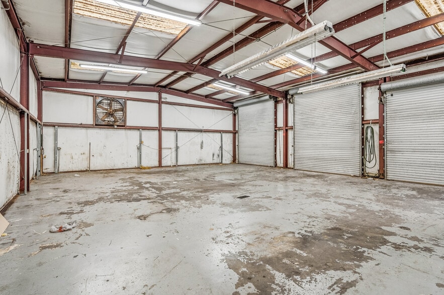 More Photos Of 725 12th St, Vero Beach Auto Repair For Sale